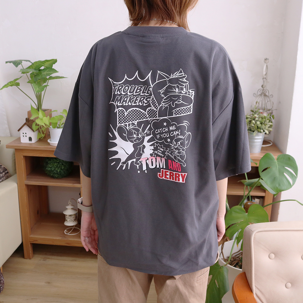 トムとジェリー 梨地JO2立ちプリントTシャツ メンズ - TOM AND JERRY